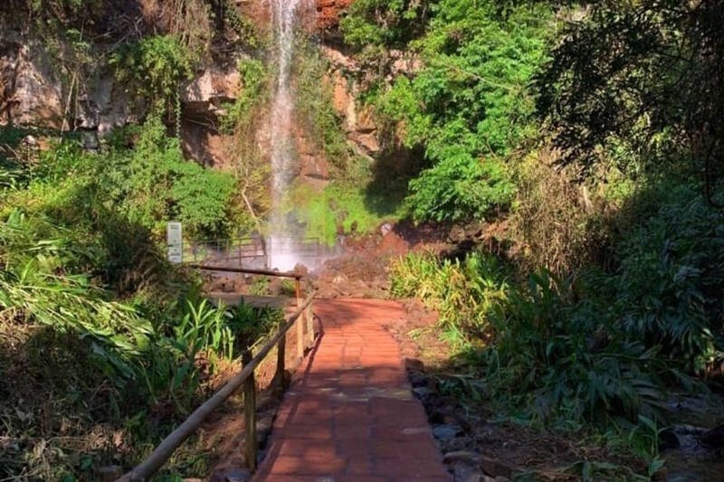 Passarela de madeira levando a uma cachoeira